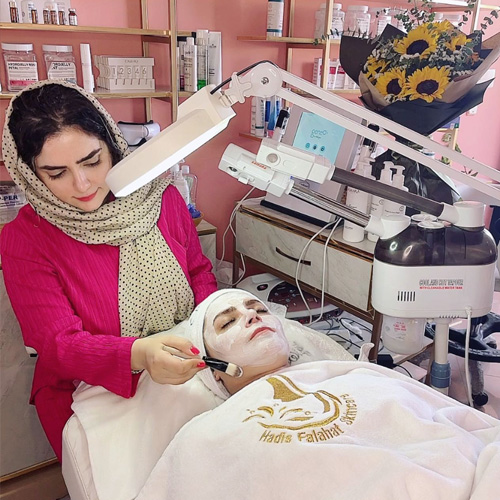 مرکز پاکسازی پوست صورت حدیث فلاحت در کرج